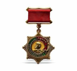Insigne de poitrine 60 ans du sovkhoze Elguiaïski de l'ordre de Lénine